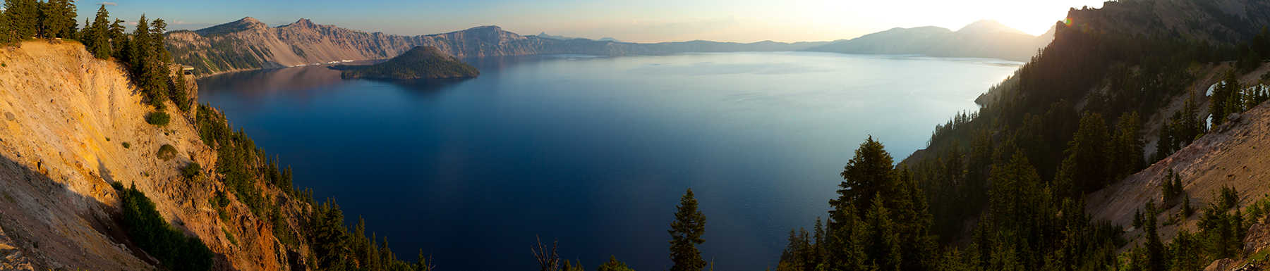 Vista panorámica de las montañas y el lago de abajo
