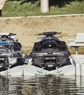 Motos acuáticas atracadas en el agua