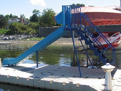 Muelle flotante EZ con tobogán