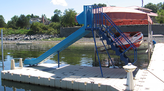 Muelle flotante EZ con tobogán