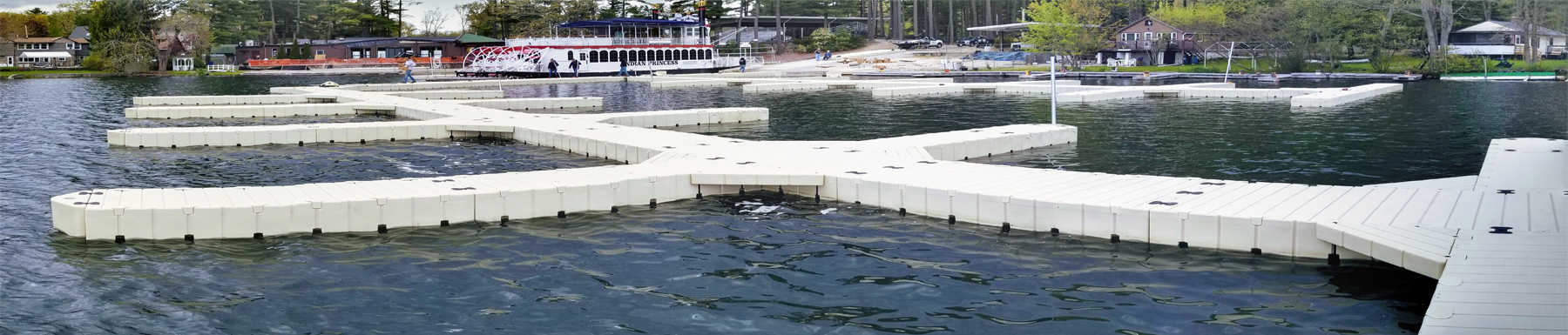 Toma a nivel de los ojos de las secciones del muelle frente a tierra