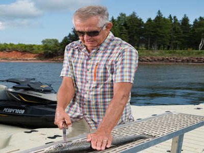 Mann som bruker fiskerensestasjon på kaien