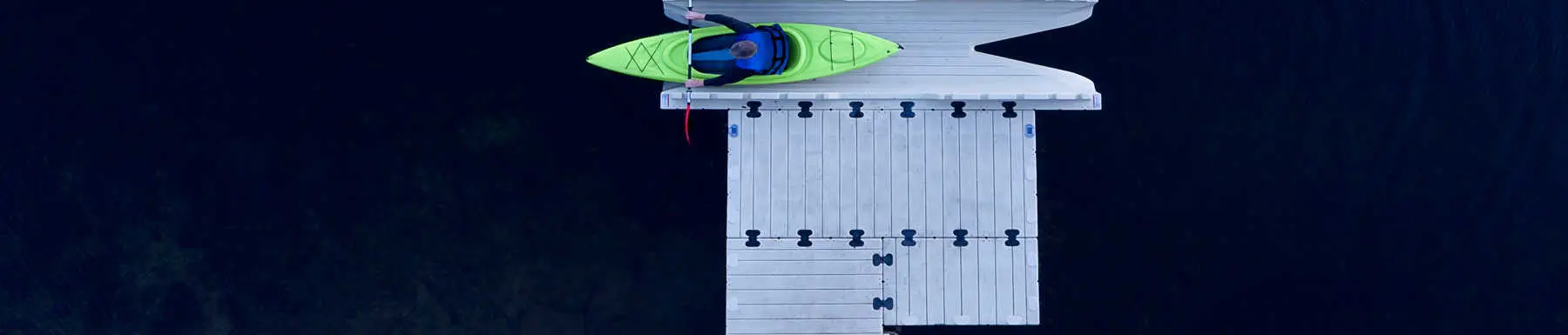 Vista de pájaro del muelle flotante con lanzamiento de kayak