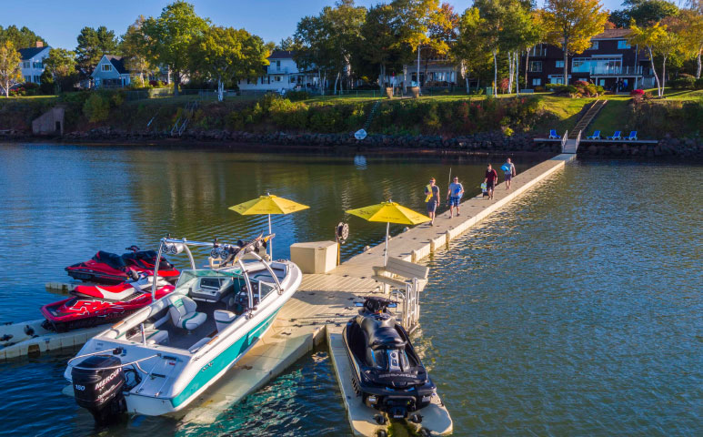 Barcos y motos de agua en secciones del muelle flotante