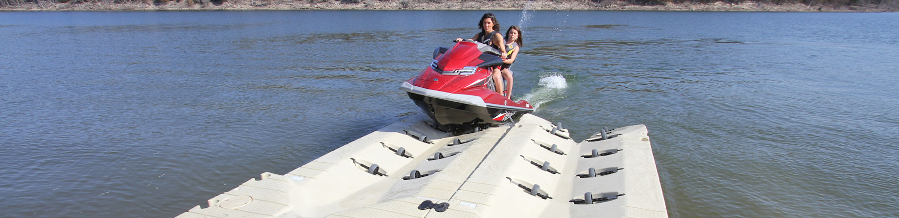 Chicas en moto de agua cargando en el puerto flotante