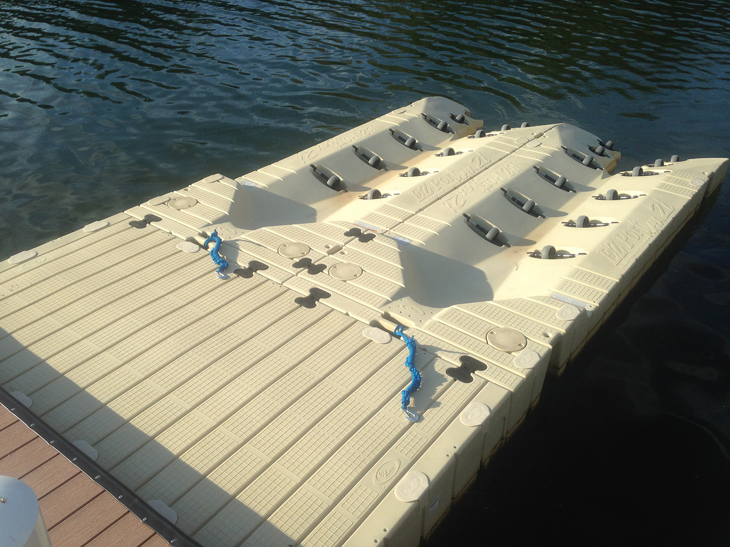 How does a floating dock work?
