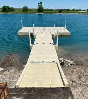 Floating fishing dock