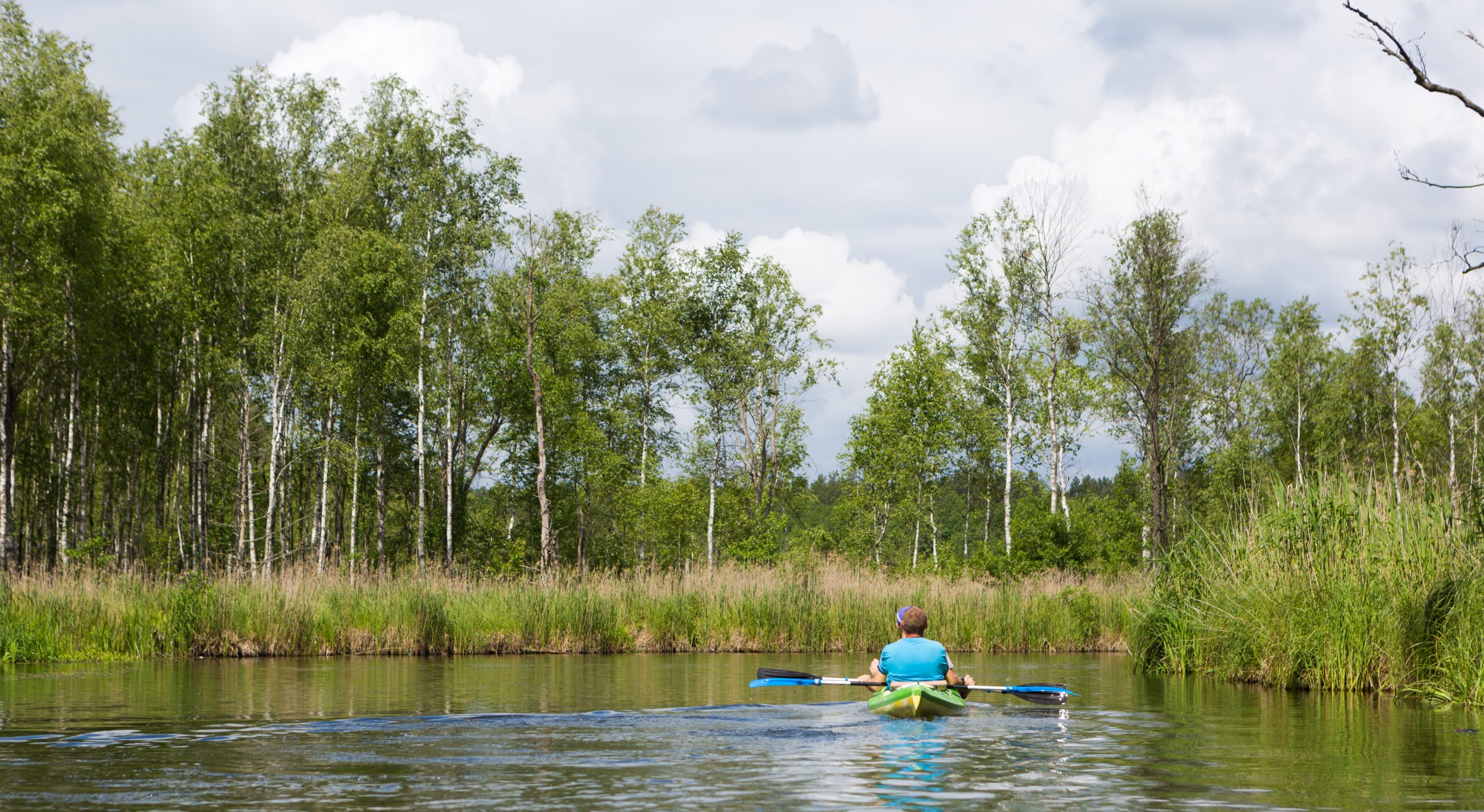 Hombre bajando en canoa por un río