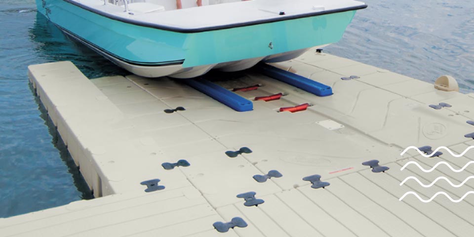 Båtkjøring inn på en EZ Dock-båtheis