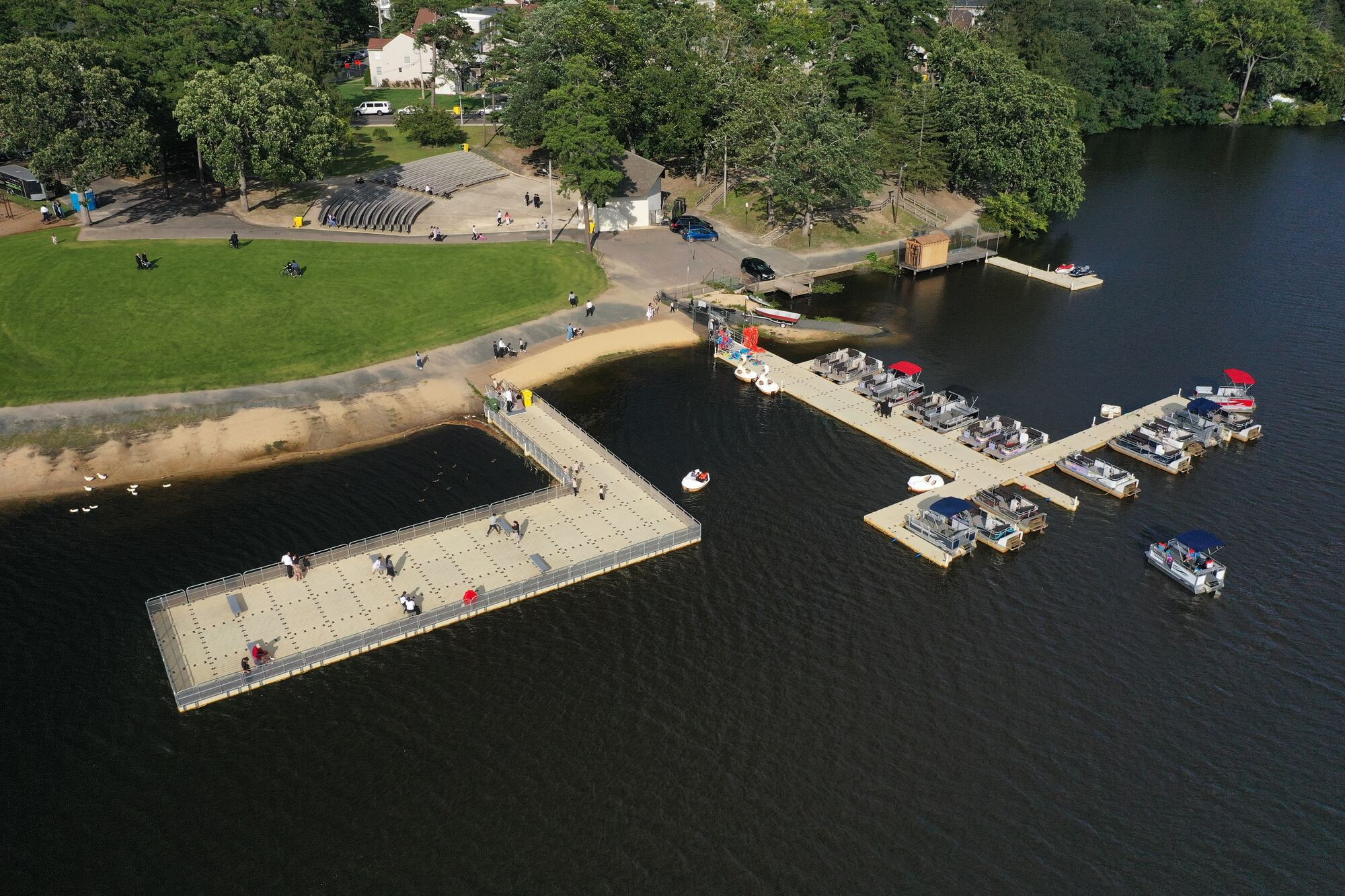 Vista aérea del muelle flotante de Park Waterfront, con amarres y un muelle de observación