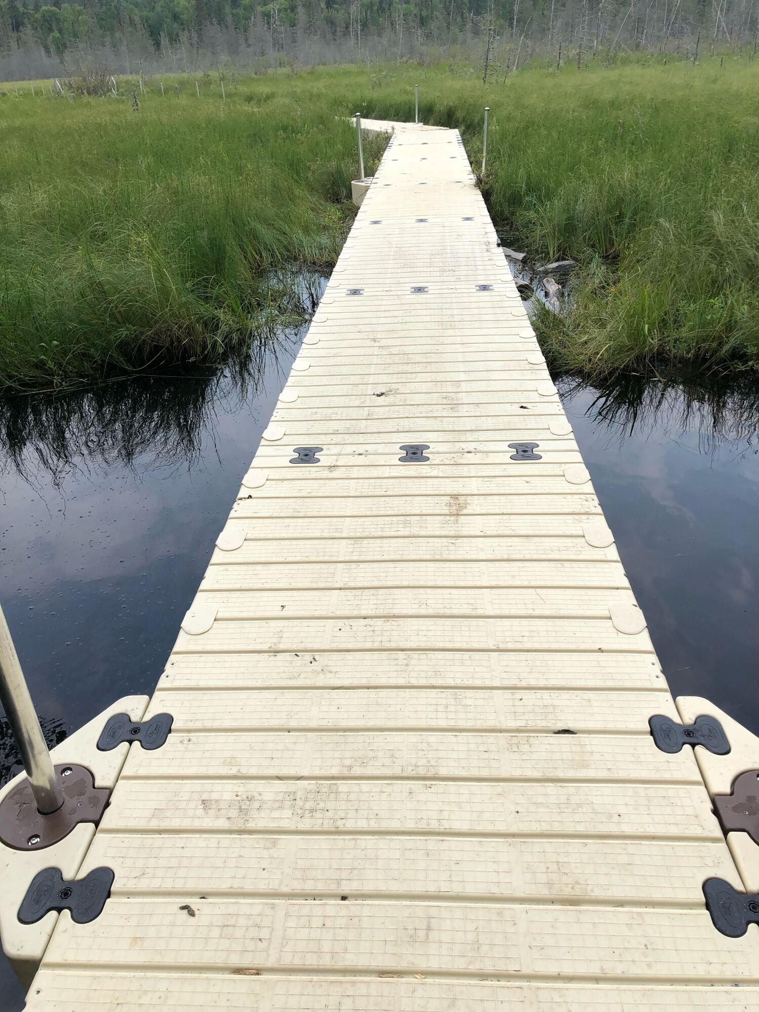 Después: nueva pasarela flotante de « EZ Trail » que atraviesa el humedal